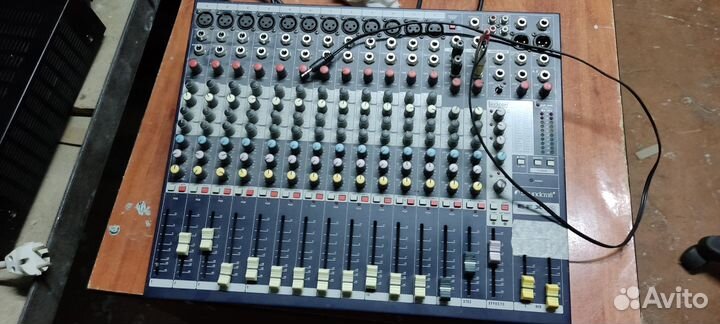 Микшерный пульт Soundcraft EFX12