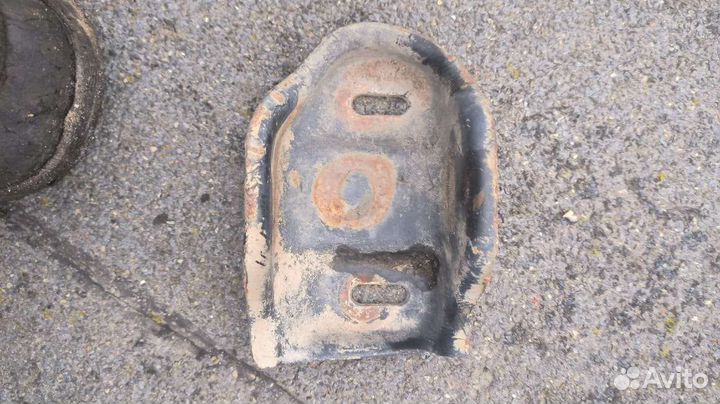 Кронштейн опорной подушки двигателя Audi 80 B3 B4