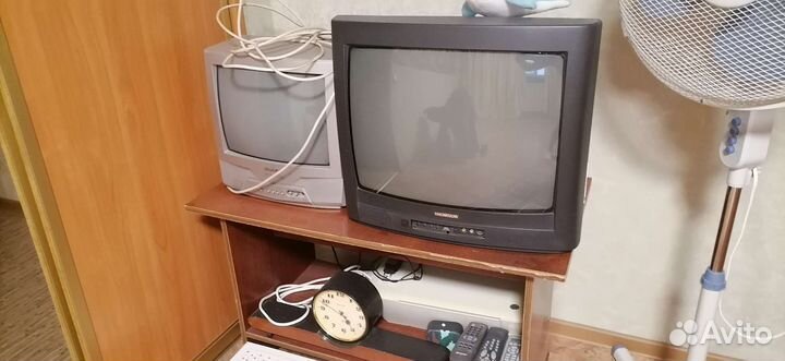 Два телека, работают, журнальный столик