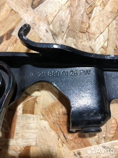 Петля капота Mercedes E W211