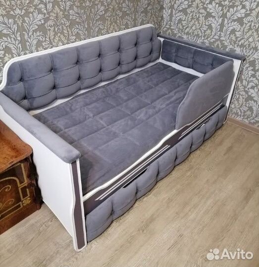 Детская кровать с мягкой спинкой
