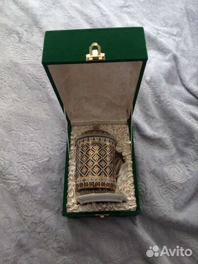 Фарфоровый бокал с блюдцем и крышкой