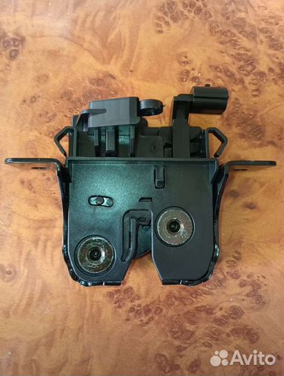 Замок двери багажника Рено Дастер1