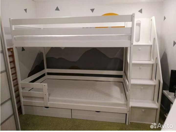 Двухъярусная детская кровать с лестницей комодом