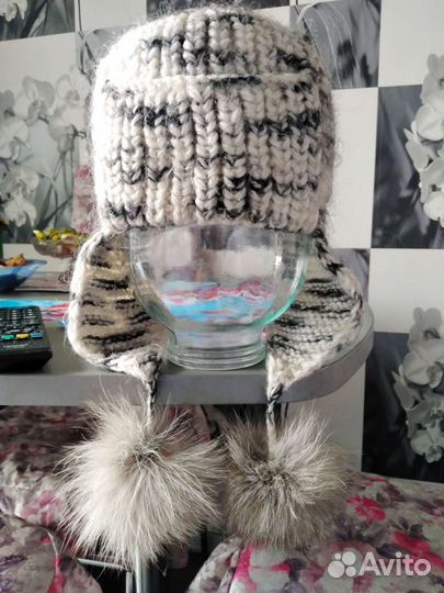 Шапка с помпонами