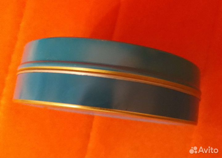 Жестяная и стеклянная банка от черной икры