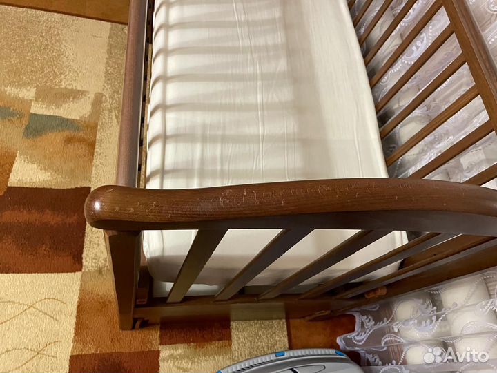 Детская кроватка с маятником и ящиком