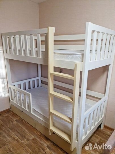 Двухъярусная кровать из массива