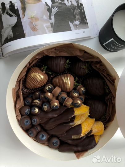 Фрукты и ягоды в шоколаде