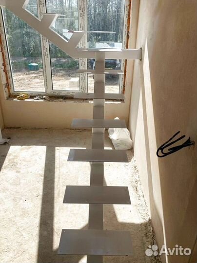 Лестница Г-образная с поворотными ступенями