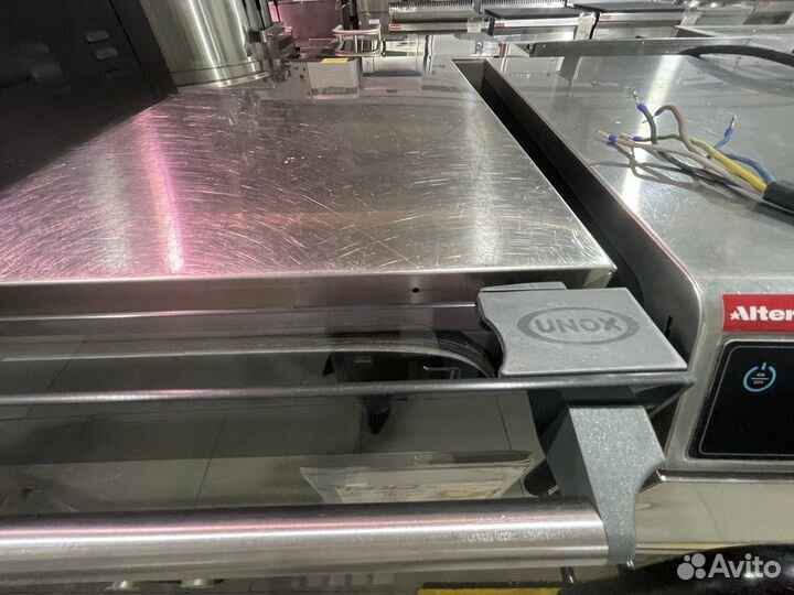 Печь конвекционная Unox с подставкой