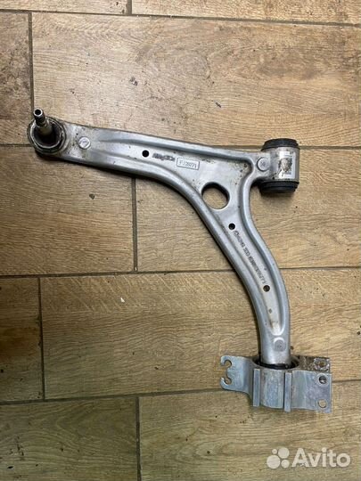 Рычаги нижние передней B200 w246