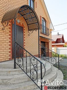 Козырек над крыльцом