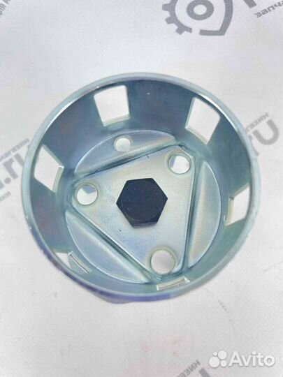 Храповик в сборе с кронштейном ручного стартера 2V