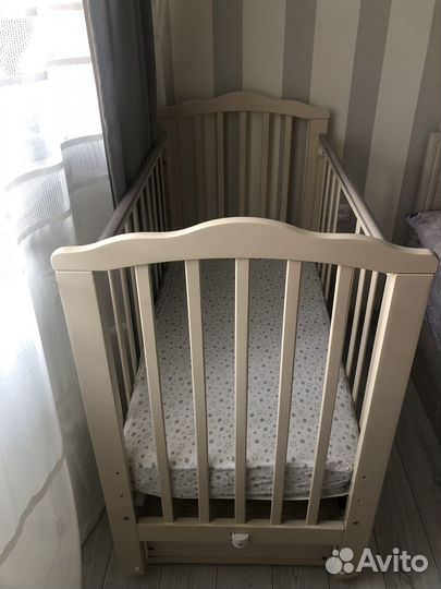 Детская кроватка с маятником