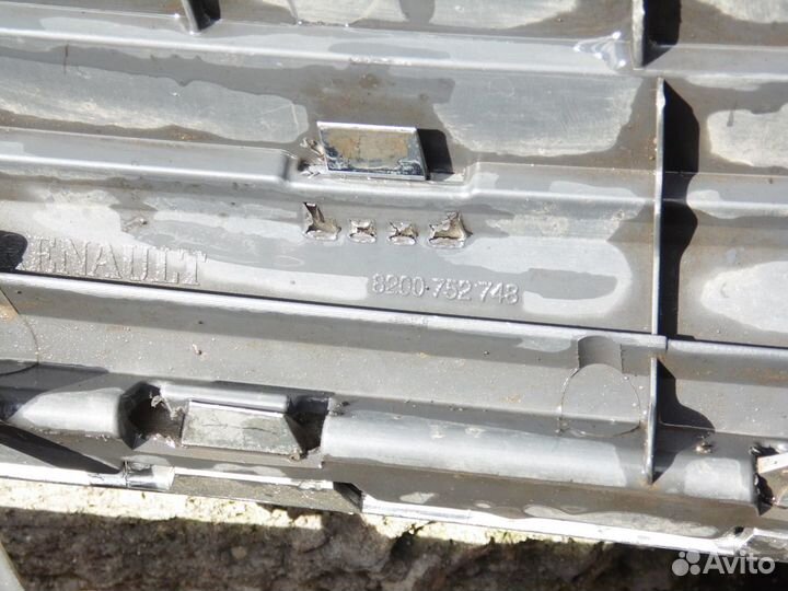 Решетка радиатора Рено Сандеро 1