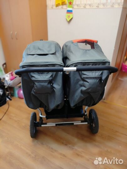 Коляска для двойни bumbleride