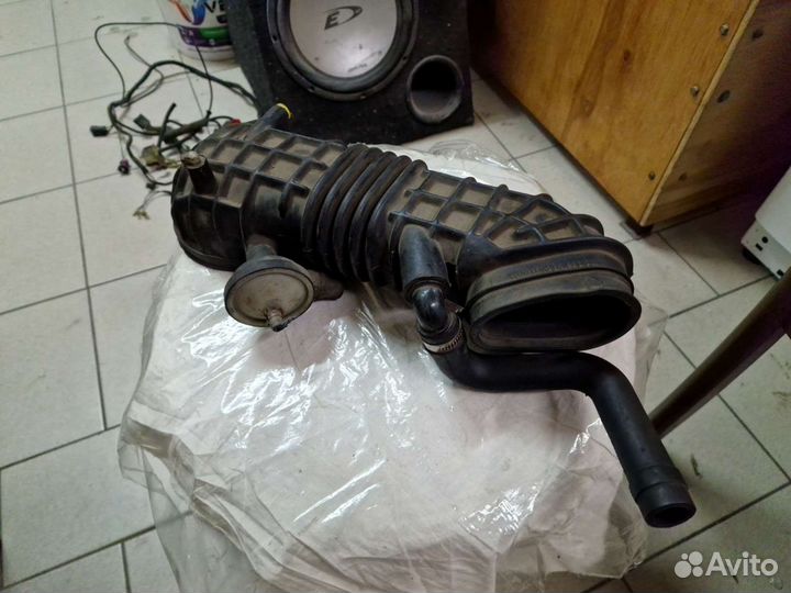 Патрубок воздушного фильтра Ауди 100 С3 2.3