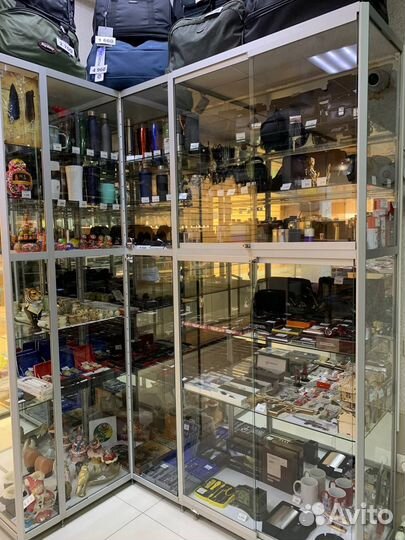 Стеклянная витрина с подсветкой