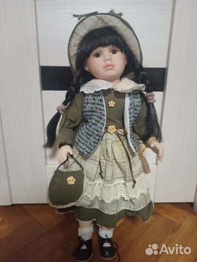 Кукла фарфоровая