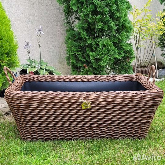 Кашпо из искусственного ротанга