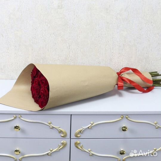 15 красных роз в крафтовой бумаге 70-80 см