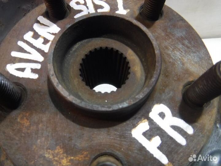 Кулак передний правый Toyota Avensis I