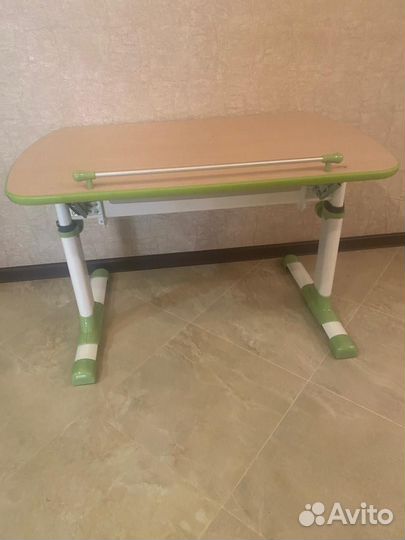 Детский письменный стол