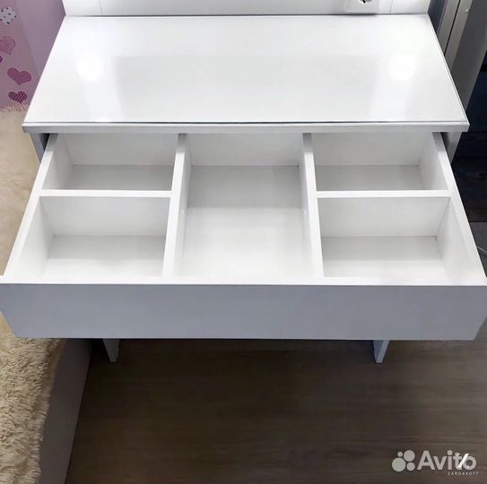 Туалетный столик визажиста с гримёрным зеркалом