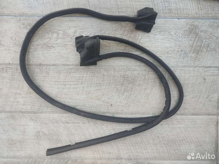 Уплотнитель двери передней левой Forester S11