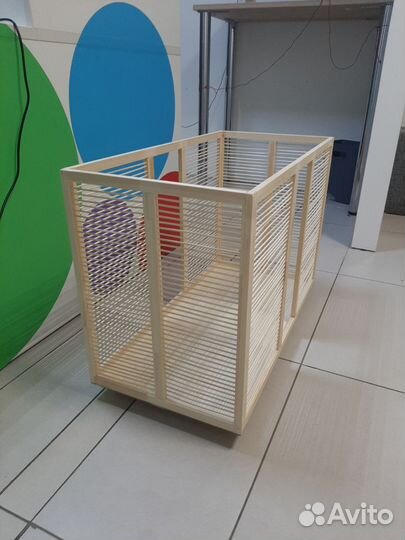 Ящик для хранения ковриков в студии йоги