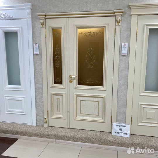 Двери с золотыми элементами «Идеал»
