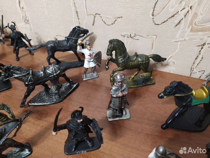 Солдатики пластмассовые