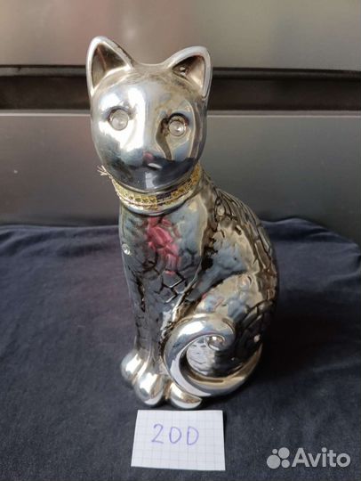 Статуэтки, подсвечники, графин бык