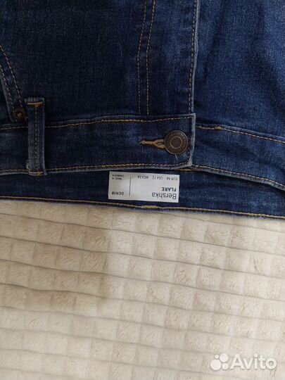 Джинсы клеш от колена