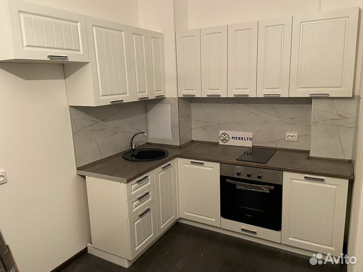 Кухня угловая в студию белая