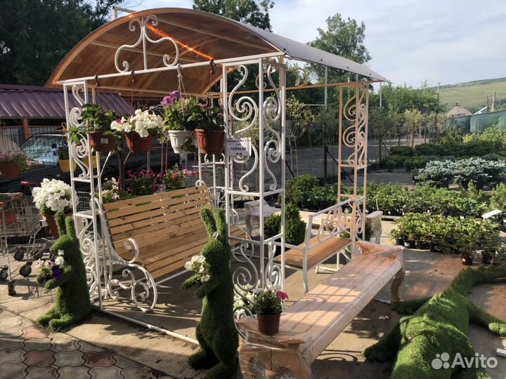 Беседка с элементами ковки