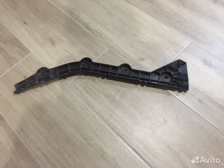 Кронштейн заднего бампера правый Skoda Rapid 2012