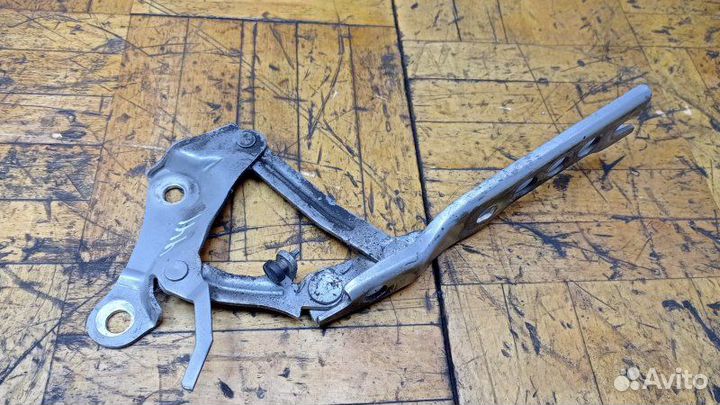 Петля капота правая Skoda Superb 2.2 2008-2015