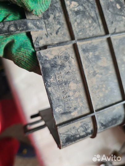 Крепление аккумулятора Volkswagen Touran 2006