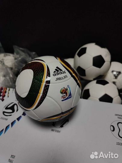 Сувенирный мяч adidas чемпионатов мира