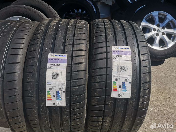 Michelin Pilot Sport 4 S 255/35 R21 и 285/30 R21