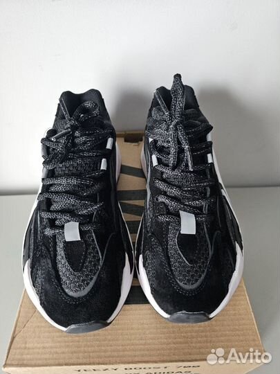 Кроссовки женские Adidas Yeezy Boost 700 v2