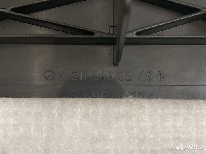 Крышка ниши блоков в багажнике w211 2115450246