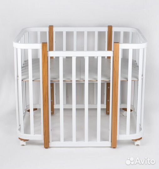 Детская кроватка с маятником белая