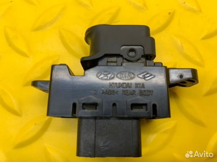 Кнопка стеклоподъемника задняя правая Hyundai