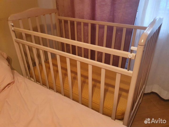 Детская кровать с поперечным маятником