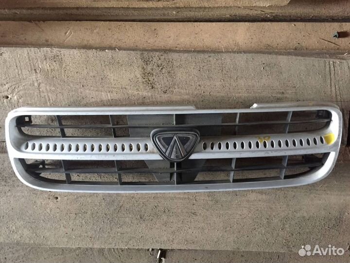 Решетка радиатора Nissan Avenir PW11