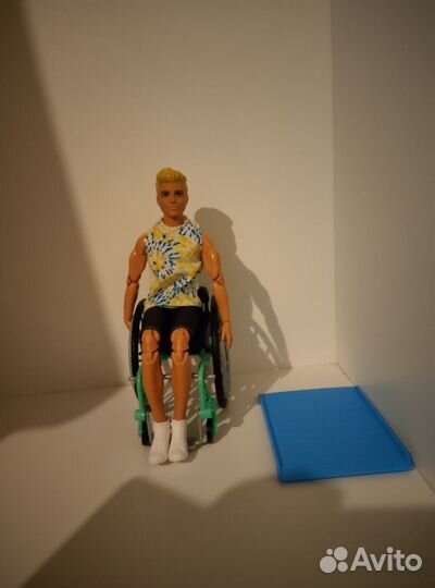 Кен на инвалидной коляске и Барби made to move