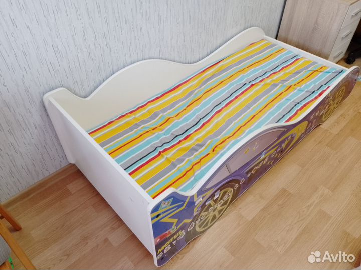 Детская кроватка-автомобиль